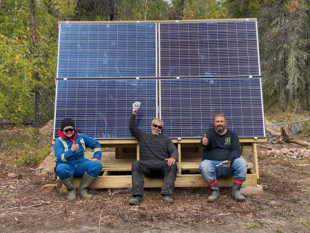 Installation avec de grands panneaux au sol, ajustable à la saison (CC-BY-NC-SA Green Energy Futures)