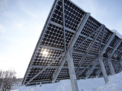 Panneau solaire bifacial vu de dos : les deux faces sont transparentes (Credit: energysage.com)